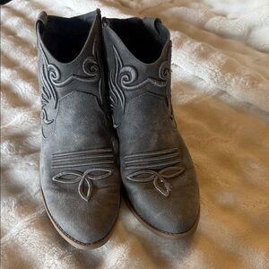 Qupid Gray Embroidered Ankle Booties